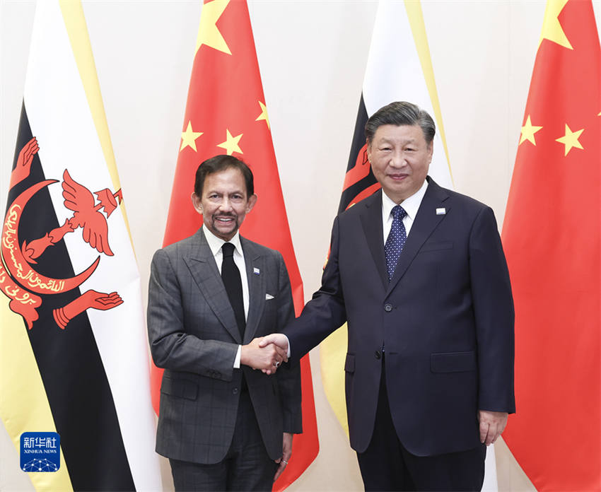 Xi Jinping diz que China e Brunei devem salvaguardar conjuntamente a paz e a estabilidade no Mar do Sul da China