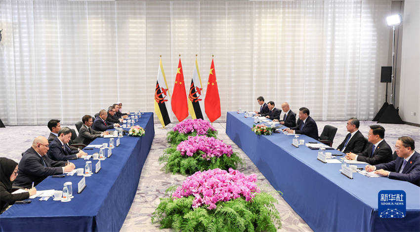 Xi Jinping diz que China e Brunei devem salvaguardar conjuntamente a paz e a estabilidade no Mar do Sul da China