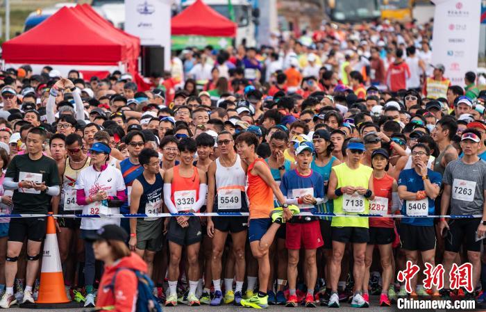 Primeira meia maratona da ponte Hong Kong-Zhuhai-Macau é realizada em Hong Kong