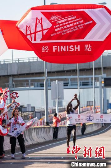 Primeira meia maratona da ponte Hong Kong-Zhuhai-Macau é realizada em Hong Kong