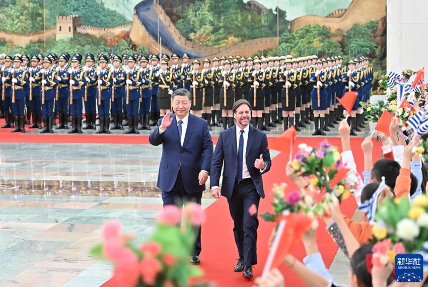 Xi Jinping e presidente uruguaio conversam e elevam laços a parceria estratégica abrangente