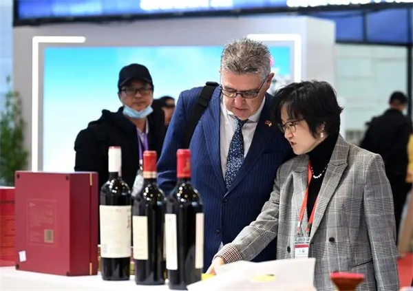 Feira internacional de comércio é inaugurada em Tianjin, na China