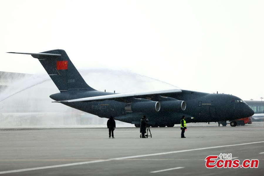 Aeronave Y-20 transporta restos mortais de mártires chineses de volta a Shenyang, nordeste da China