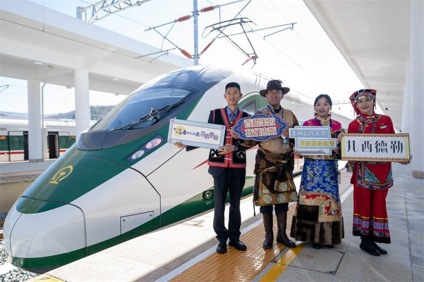 Ferrovia Lijiang-Shangri-La é aberta ao tráfego em Yunnan