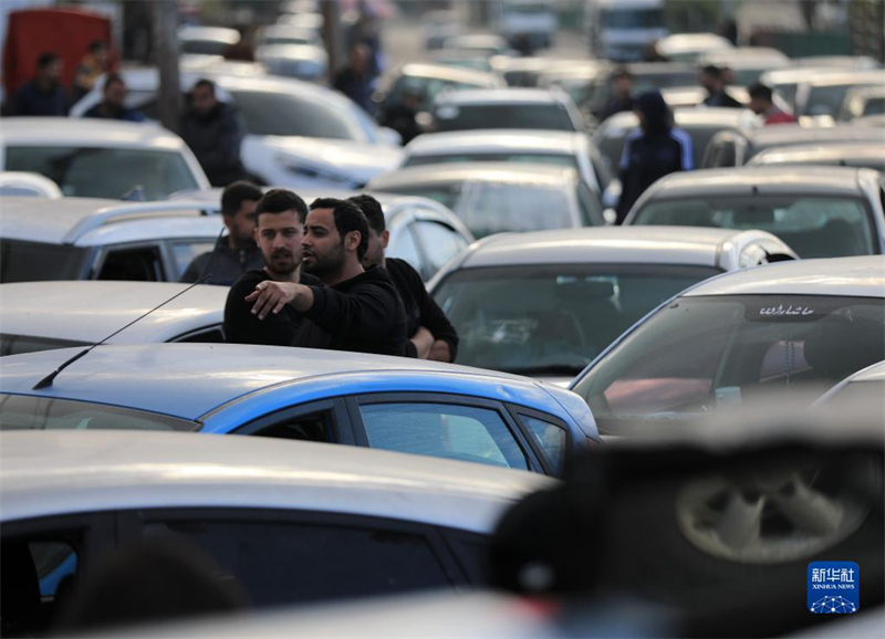 Galeria: pessoas fazem fila para comprar gasolina em Gaza