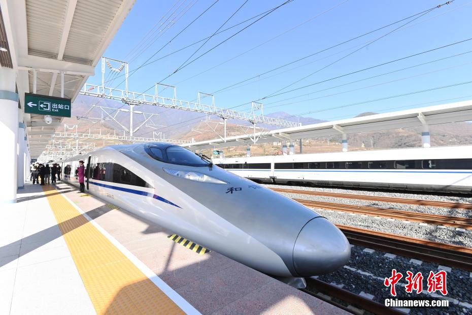 Primeira ferrovia construída nos planaltos do noroeste de Sichuan inicia operações