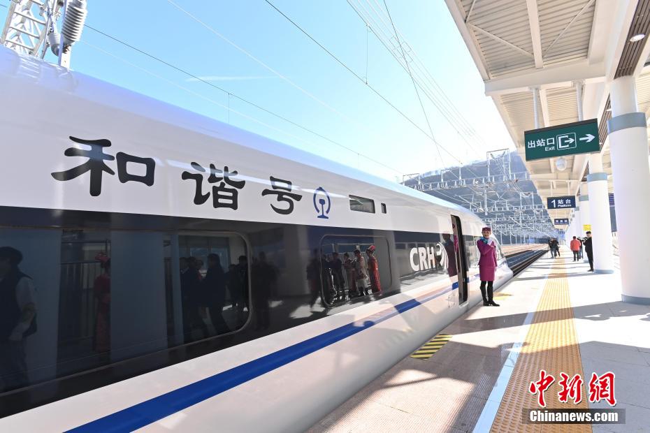 Primeira ferrovia construída nos planaltos do noroeste de Sichuan inicia operações