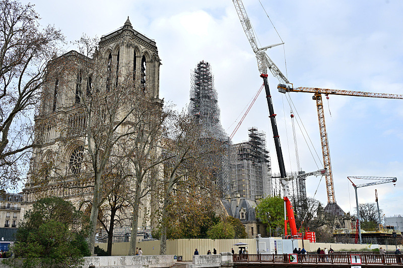 Trabalhos de restauração continuam no pós-incêndio em Notre Dame