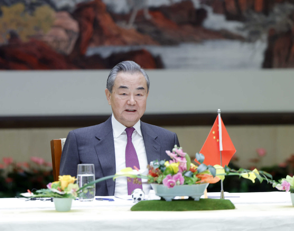 Chanceler chinês reúne-se com enviados diplomáticos da UE e seus Estados-membros