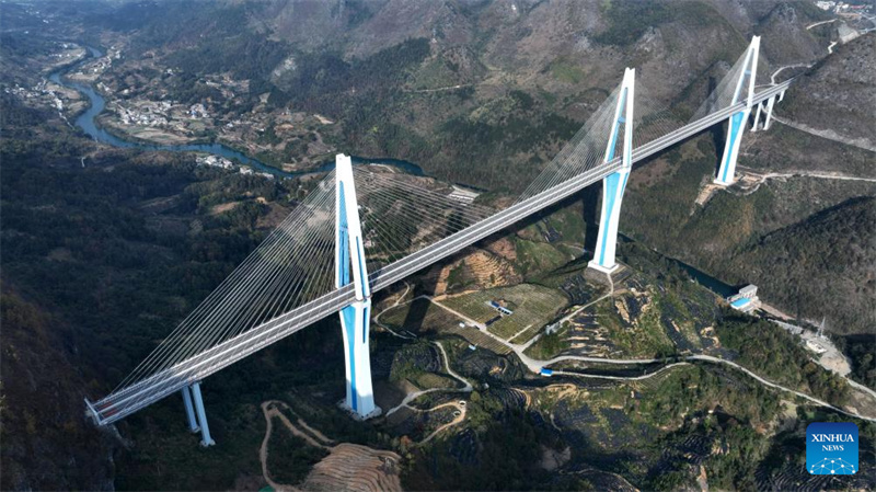 Pontes trazem crescimento econômico e atrações turísticas em Guizhou, sudoeste da China