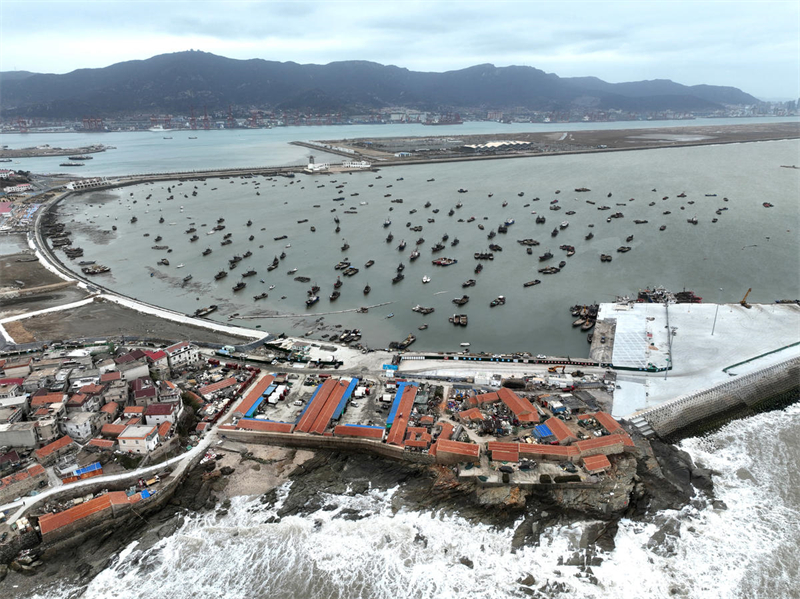 Barcos de pesca retornam ao porto para escapar da onda de frio, no leste da China