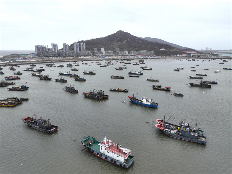 Barcos de pesca retornam ao porto para escapar da onda de frio, no leste da China