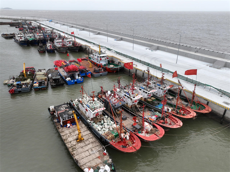 Barcos de pesca retornam ao porto para escapar da onda de frio, no leste da China