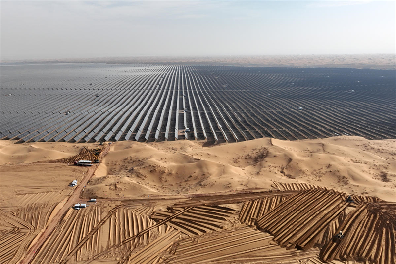 Construção fotovoltaica no deserto de Tengger em pleno andamento no noroeste da China