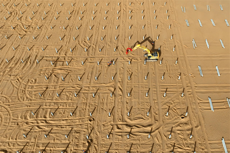 Construção fotovoltaica no deserto de Tengger em pleno andamento no noroeste da China