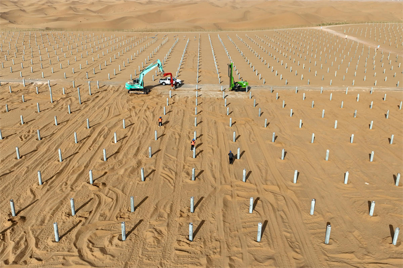 Construção fotovoltaica no deserto de Tengger em pleno andamento no noroeste da China