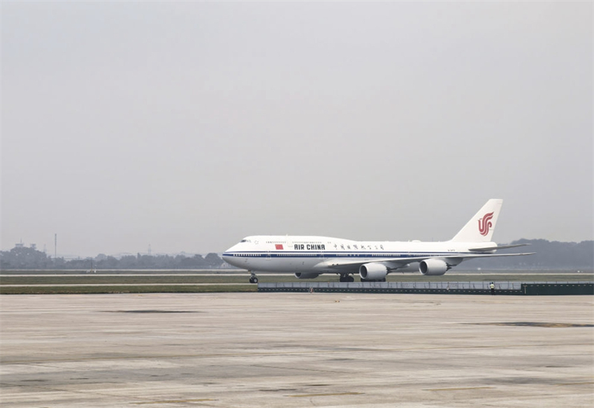 Xi Jinping chega ao Vietnã para visita de Estado