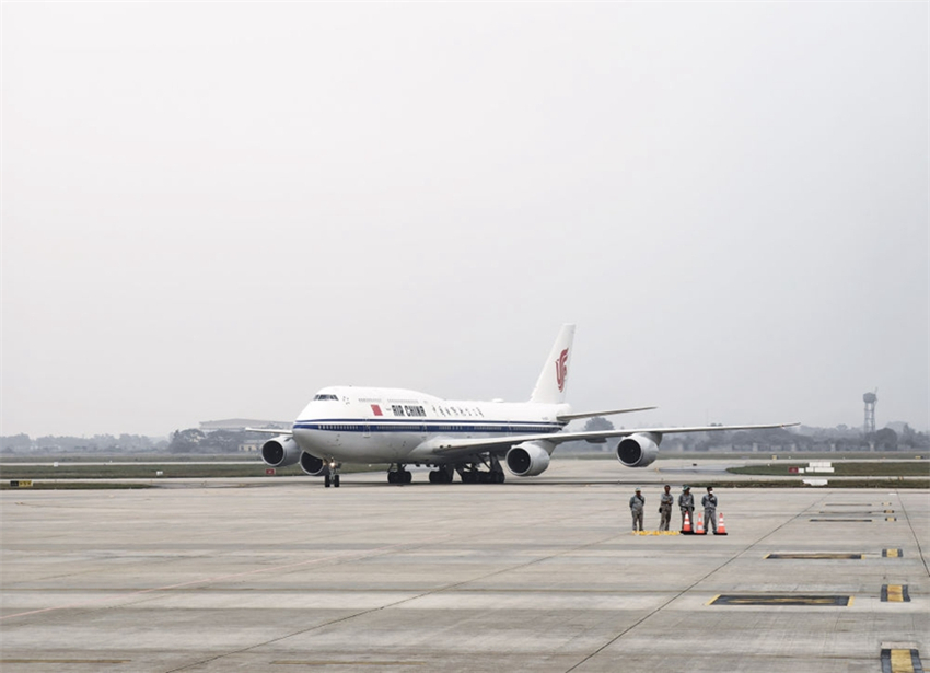 Xi Jinping chega ao Vietnã para visita de Estado