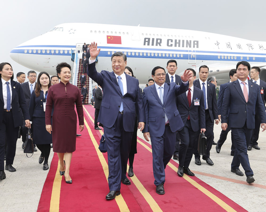 Xi Jinping chega ao Vietnã para visita de Estado