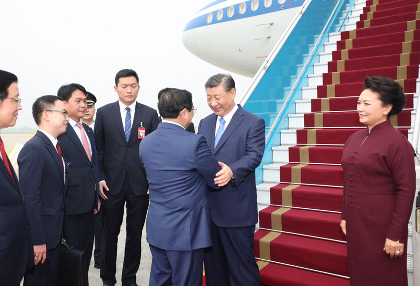 Xi Jinping chega ao Vietnã para visita de Estado