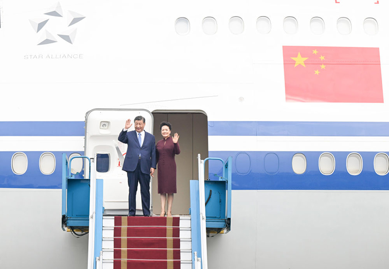 Xi Jinping chega ao Vietnã para visita de Estado