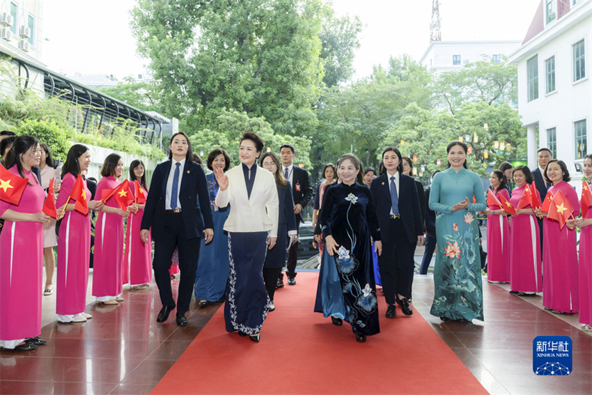 Peng Liyuan visita Museu da Mulher do Vietnã