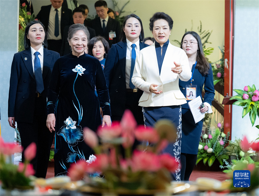 Peng Liyuan visita Museu da Mulher do Vietnã