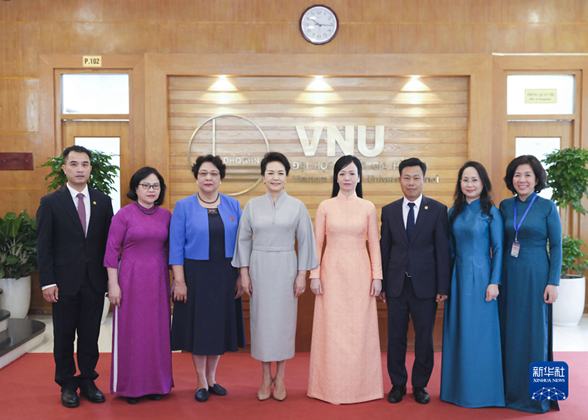 Peng Liyuan visita Universidade Nacional do Vietnã, em Hanói