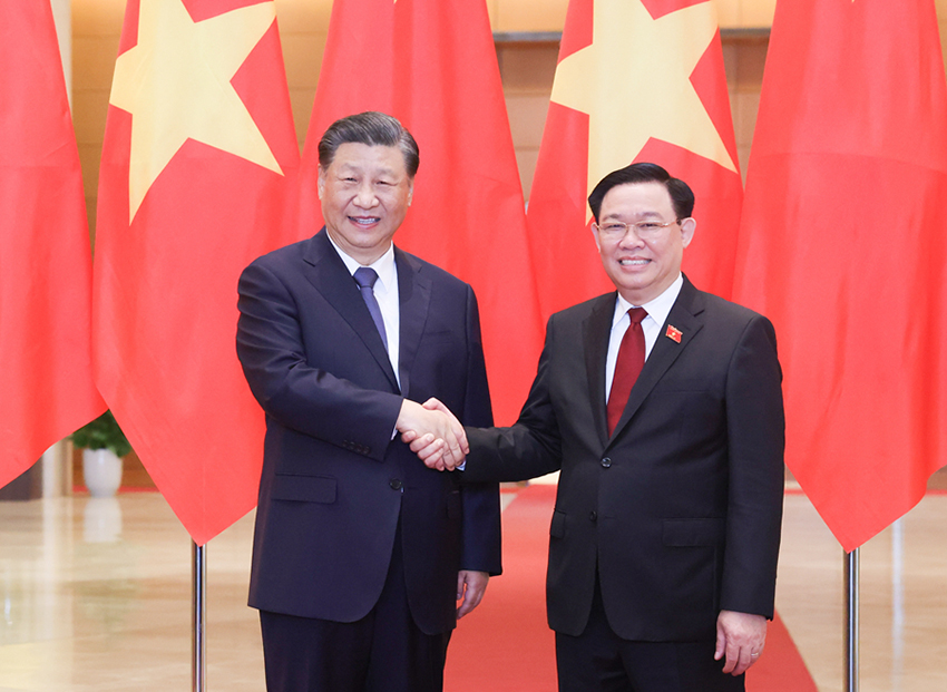 Xi Jinping diz que China e Vietnã, sob novas circunstâncias, devem avançar no caminho de amizade e cooperação
