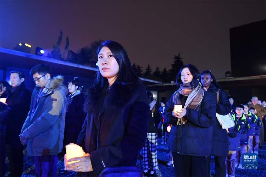 Nanjing realiza cerimônia à luz de velas em homenagem às vítimas do massacre