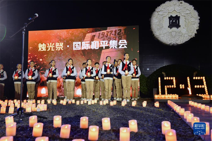 Nanjing realiza cerimônia à luz de velas em homenagem às vítimas do massacre