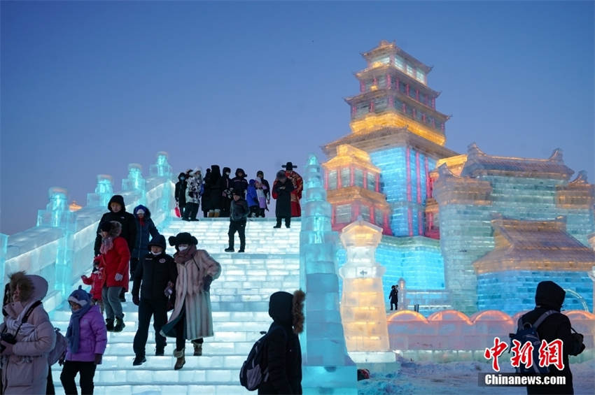 Parque Temático Mundo de Gelo e Neve em Harbin recebe primeiro grupo de turistas