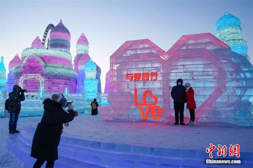 Parque Temático Mundo de Gelo e Neve em Harbin recebe primeiro grupo de turistas