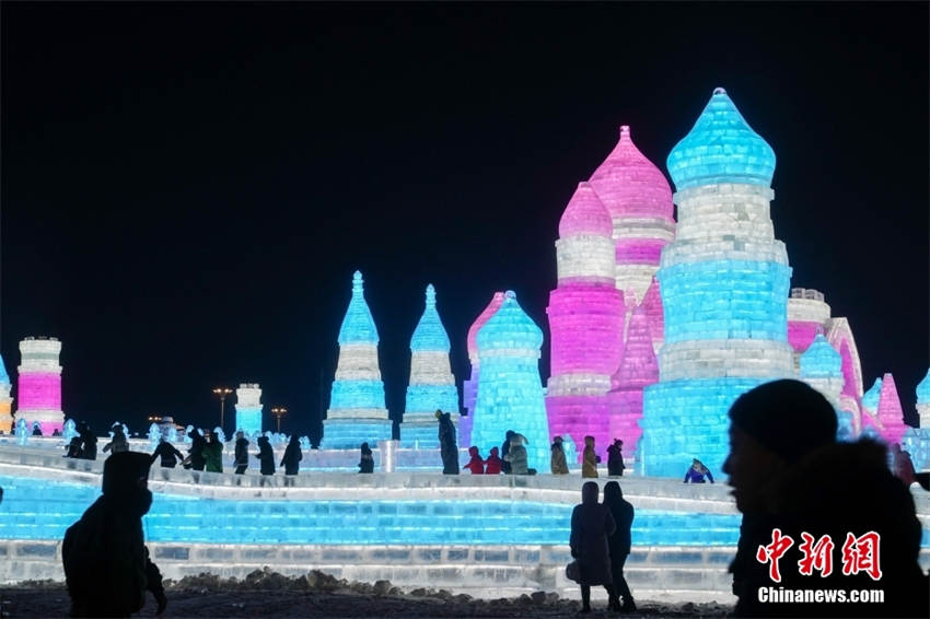 Parque Temático Mundo de Gelo e Neve em Harbin recebe primeiro grupo de turistas