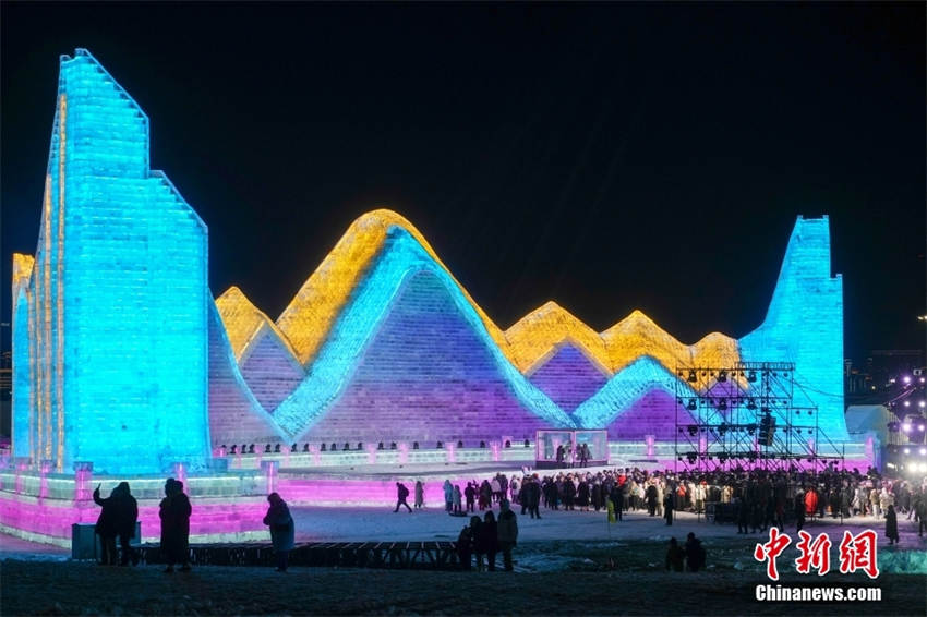 Parque Temático Mundo de Gelo e Neve em Harbin recebe primeiro grupo de turistas