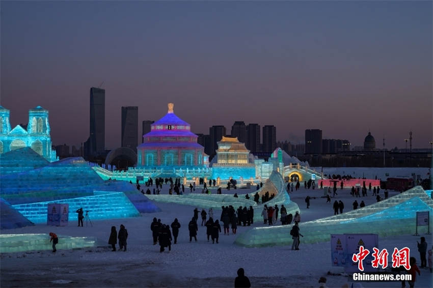 Parque Temático Mundo de Gelo e Neve em Harbin recebe primeiro grupo de turistas