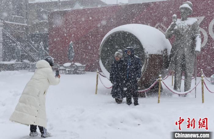 Pessoas buscam diversão na neve no leste da China