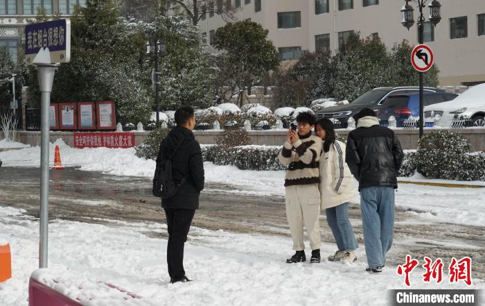 Pessoas buscam diversão na neve no leste da China