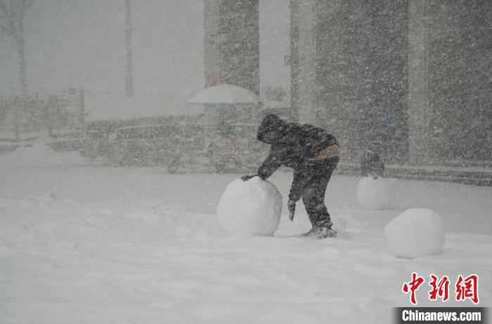 Pessoas buscam diversão na neve no leste da China