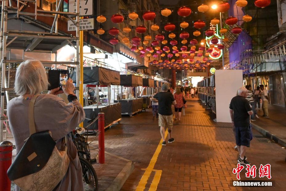 Atmosfera do mercado noturno de Temple Street se reanima em Hong Kong