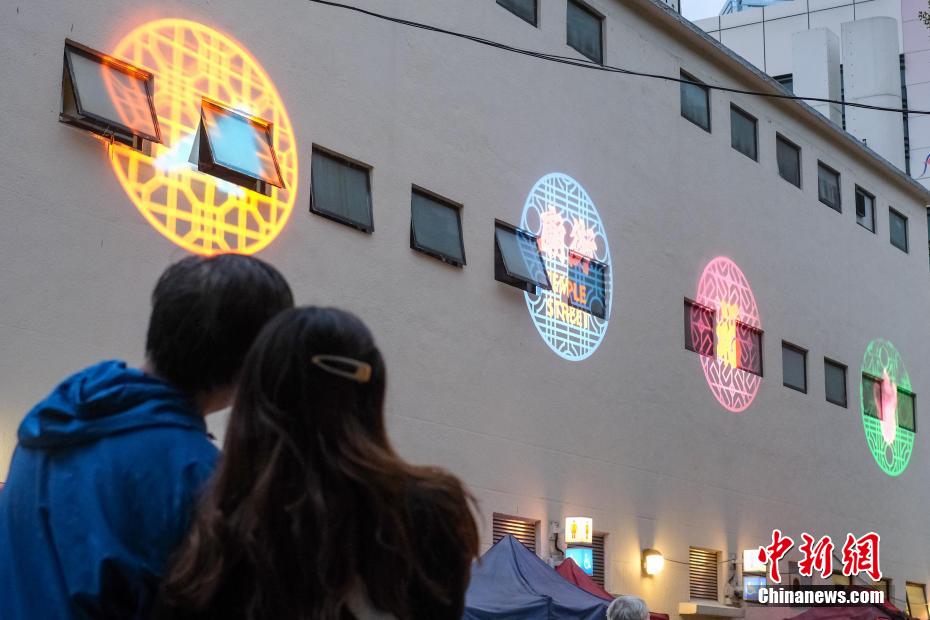 Atmosfera do mercado noturno de Temple Street se reanima em Hong Kong