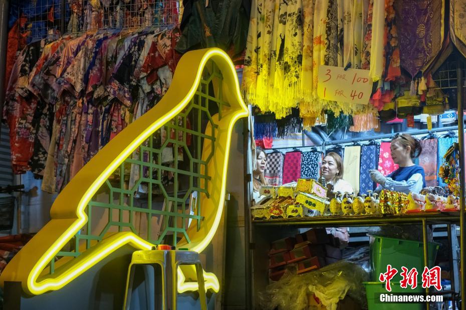 Atmosfera do mercado noturno de Temple Street se reanima em Hong Kong