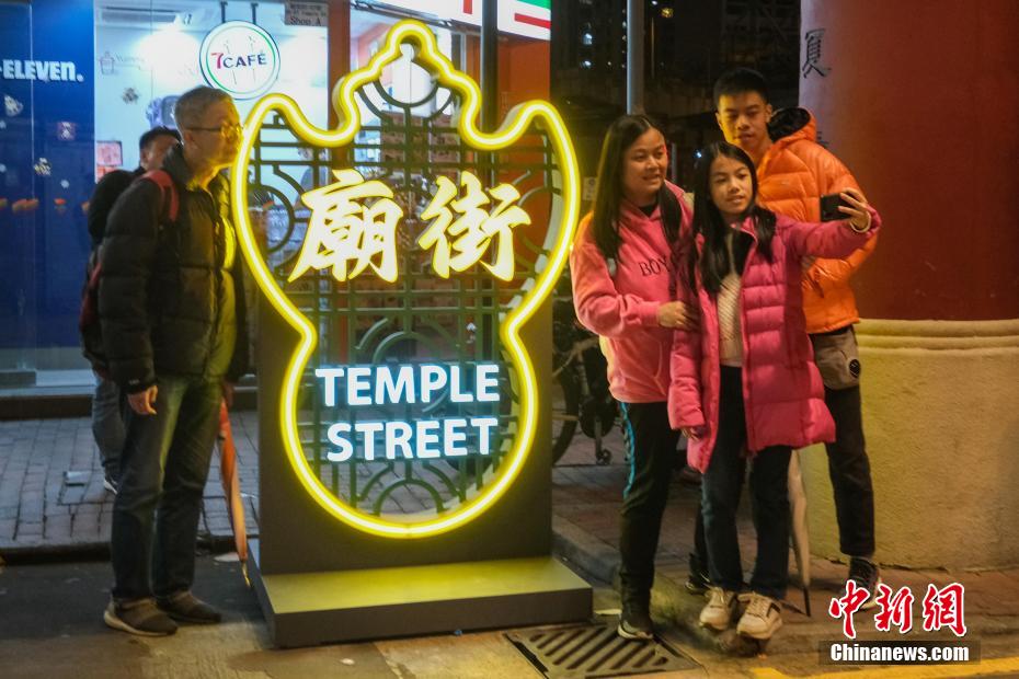 Atmosfera do mercado noturno de Temple Street se reanima em Hong Kong