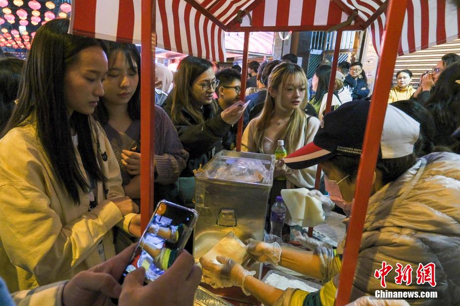 Atmosfera do mercado noturno de Temple Street se reanima em Hong Kong