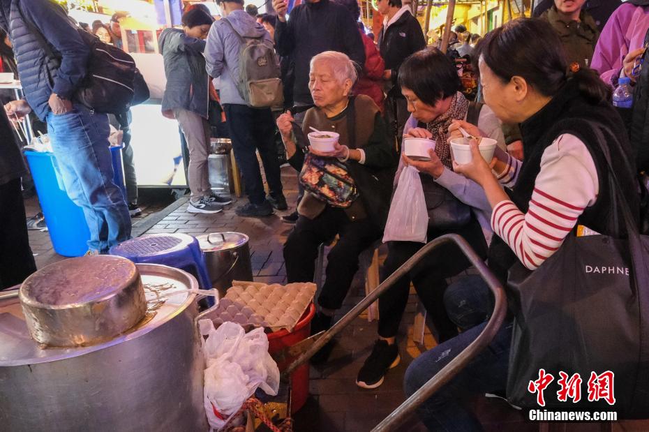 Atmosfera do mercado noturno de Temple Street se reanima em Hong Kong