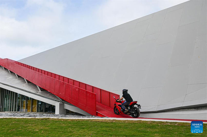 Centro de serviço turístico é aberto ao público em Hainan, no sul da China