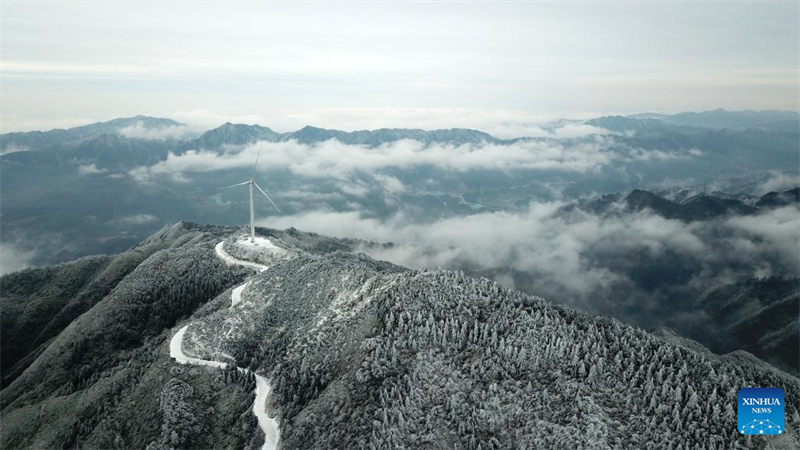 Técnicos garantem fornecimento de energia em meio à onda de frio na província chinesa de Hunan