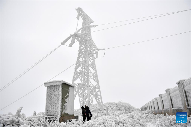 Técnicos garantem fornecimento de energia em meio à onda de frio na província chinesa de Hunan