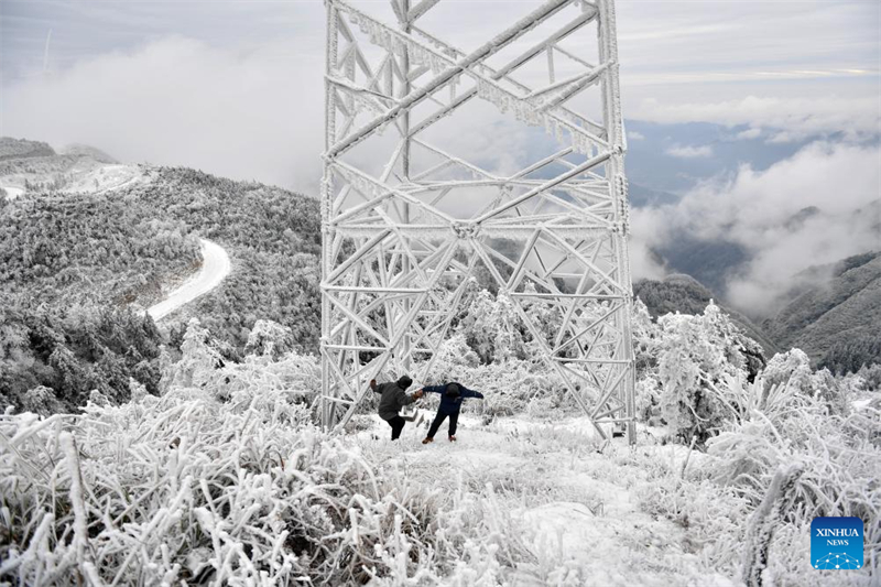 Técnicos garantem fornecimento de energia em meio à onda de frio na província chinesa de Hunan