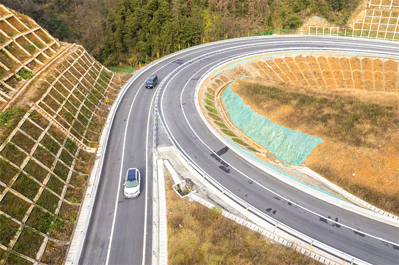 Autoestrada Guanzhuang-Xinhua na província chinesa de Hunan entra em operação